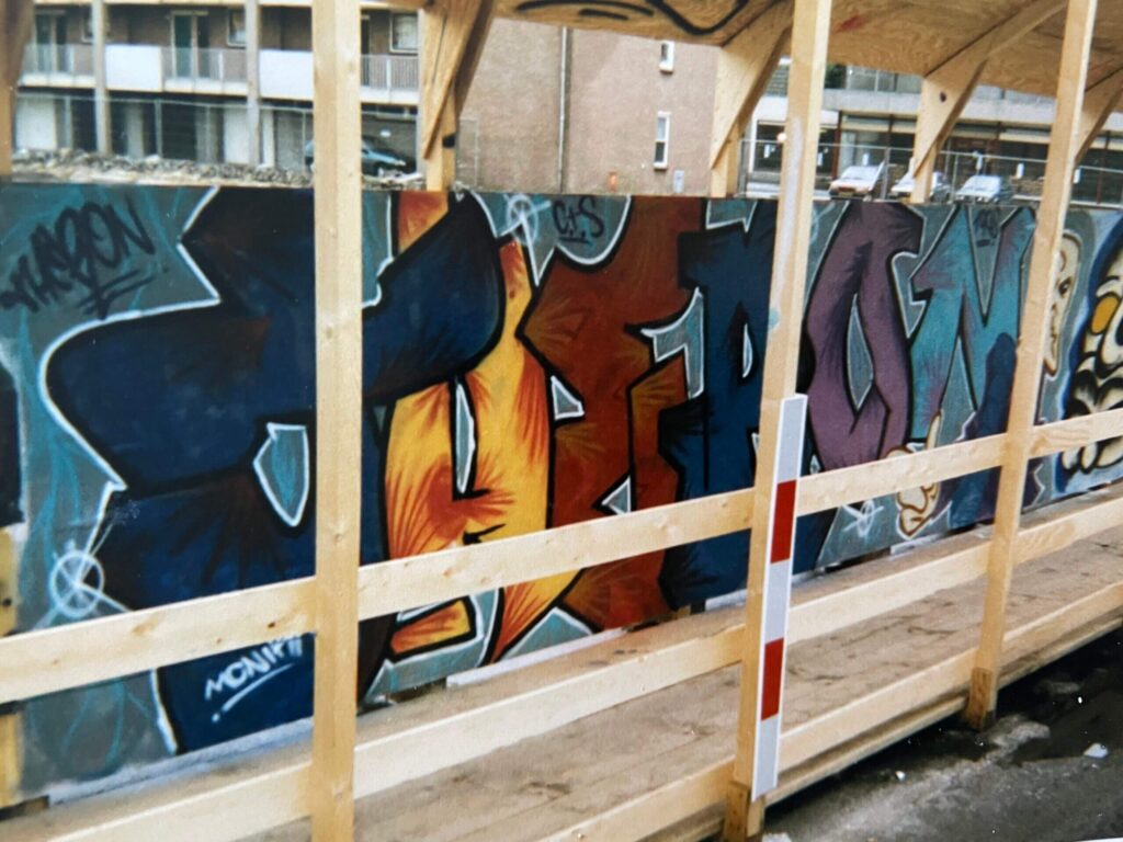 In Breda, a thrilling new apartment complex has emerged on John F. Kennedylaan, near the enchanting city park, Valkenberg. Here, the talented graffiti artists Saer, Sprite, Stayn, Space, Nyse, Theron, Sern, Scan and many others have left their colorful mark on the wooden walls surrounding the construction site. Their unique artworks have garnered numerous positive reactions and admiration. Even the local newspaper was impressed and conducted an interview with Saer to share his creative vision and masterful skills.