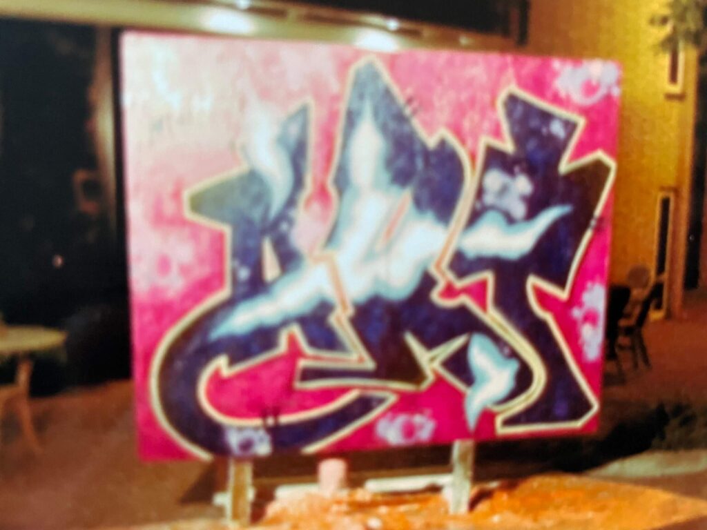 Theron received a truly unique invitation from the art circle in Made. During a gathering of the art circle, he was asked to spray a graffiti piece at the entrance of Hotel de Korenbeurs. Theron chose to create a masterpiece by intertwining the letters in such a way that they formed a puzzle, without undermining the characteristics of each letter. The result was astonishing, capturing the attention of passersby who were amazed by the harmonious blend of art and the venue's essence. Theron's graffiti became a magnificent addition to the artistic atmosphere of the hotel.